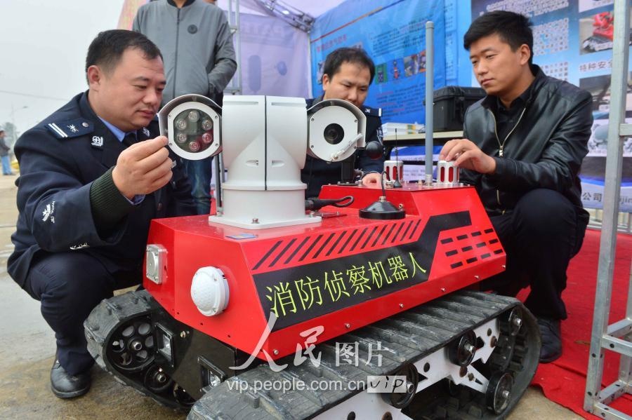 北京凌天攜消防滅火機(jī)器人、偵查機(jī)器人助力人全國危化品應(yīng)急救援